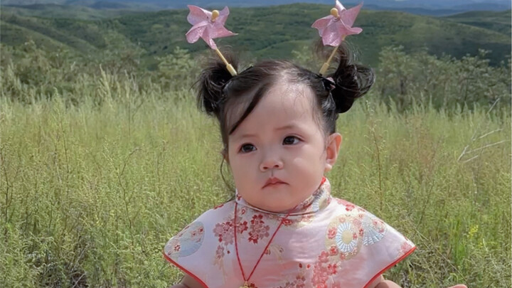 A first-birthday celebration on the grassland—what a little rebel of a birthday star!