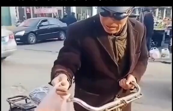 This guy’s calculator broke, and the seller even offered to buy him a new one and deliver it to his 