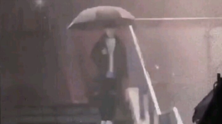 Dương Bảo một mình cầm ô dưới mưa, say rượu làm ra vẻ khúm núm, gọi điện cho em gái, nhìn rất dễ bị 