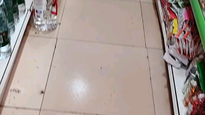 Cái quán tạp hóa này sao còn bán sử nữa?!