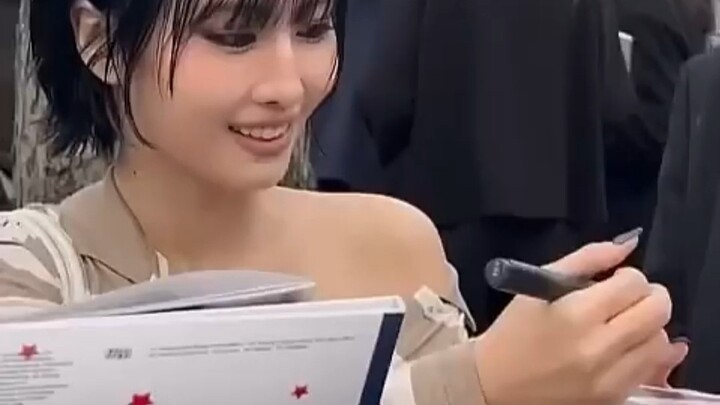 momo: Giá như lúc ký tặng ngày ấy mình đừng phô diễn kỹ thuật #twice #kpop
