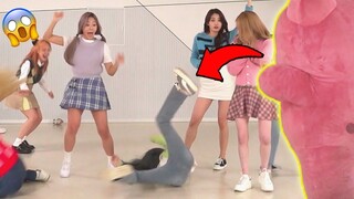 SUB แกล้ง ไอดอลเกาหลีล้มลงกับพื้น!! GIANT PINK BEAR PRANK(ฟุต Cherry Bullet)