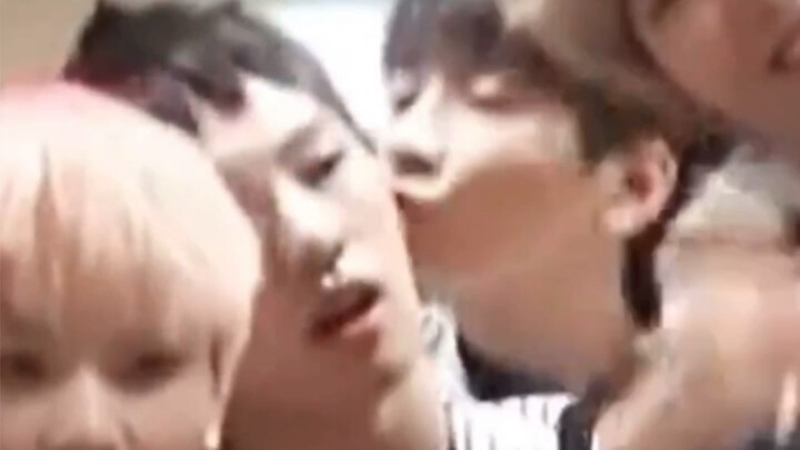 【มุมที่ไม่เคยเปิดเผยของคว็อน วอนยู】เย็นชา? ไม่เลย.. เขารักการจุ๊บมาก (^з^)…(°_°)