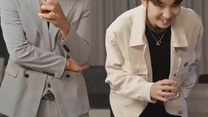 CEOเย็นชารังเกียจผู้หญิงเสแสร้งใครจะคิดว่าเขาตกหลุมรักสาวทำความสะอาดผู้ใสซื่อบริสุทธิ์ถอนตัวไม่ขึ้น