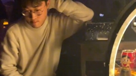 Trong quán bar, người ta nhảy disco còn anh ấy ngồi đánh cờ — cao thủ đấu cờ thường chẳng bị ảnh hưở