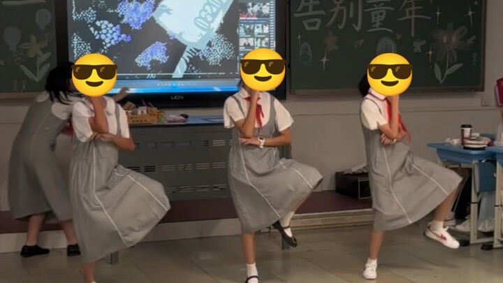 فجأة عدت إلى الفيديو الذي رقصتُ فيه مع أصدقائي على أغنية “وي فنغ تانغ تانغ” في الصف في الأول من يوني