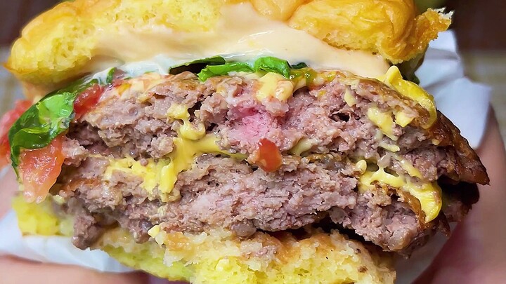 พวกคุณอยากรู้มาตลอดว่าฉันหนักเท่าไหร่ วันนี้จะบอกให้ฟังเลย ฉันเพิ่งกิน 🍔สองชิ้นและ🍟สองชิ้น แล้วก็สั่