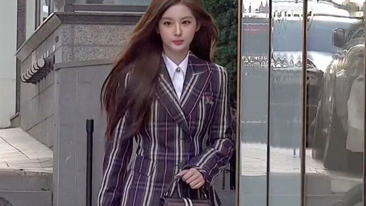 Seo-yoon lebih cocok mengenakan rok