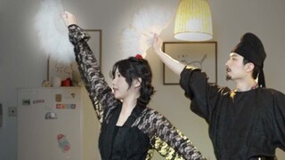 The folding fan dance under the moon begins