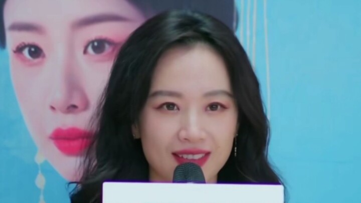 Suddenly I realized the beauty of the eldest princess, who was somewhat like Zhou Yun, elegant and h