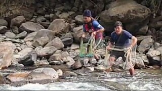 cast netting in Nepal | himalayan trout fishing with handmade cast net \