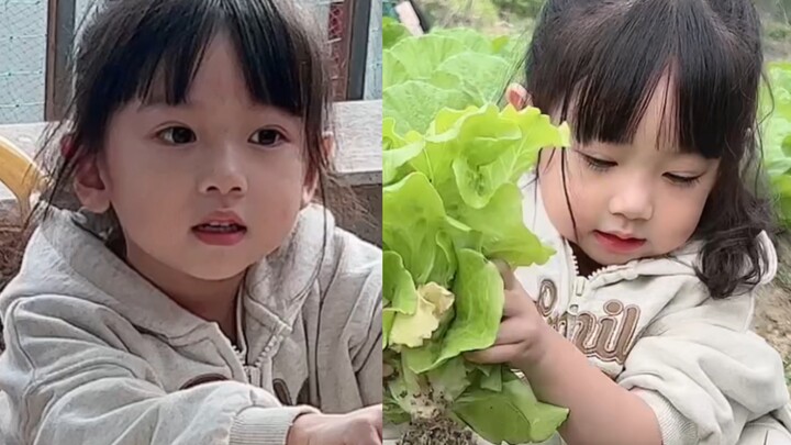 Qin Yi’s back in the village! Great-grandma gives her a rocking horse and takes her to pull vegetabl