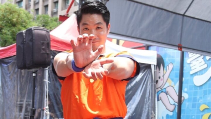 Today, Mayor Jiang of the second dimension cosplays as Goku and leads the children to play a water f