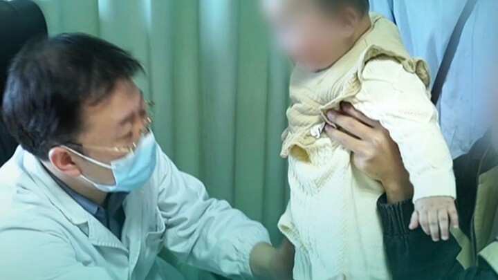 Cô bé mập mạp cứ cười khúc khích suốt buổi khám, vậy mà lại bị nhầm là cậu bé mập!!