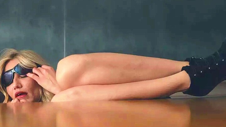 المعلمة الجميلة نامت نومًا عميقًا خلال الحصة، واكتفت بعرض فيلم للطلاب، وفي النهاية حصل الصف بأكمله ع