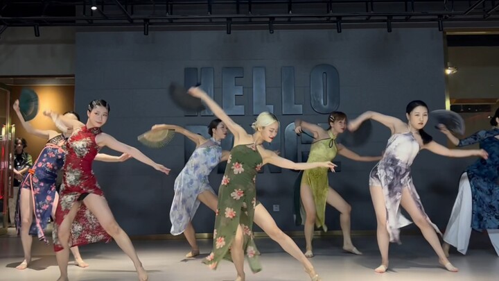 Penyanyi Asal Penaung Langit | Lagu Kecil Cheongsam 「Koreografi Ruchu」