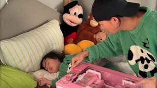 女儿想要很久的化妆品，当新年礼物送给她看看她什么反应？哈哈哈哈#宝爸带娃 #看一遍笑一遍 #人类幼崽 #露兮粑粑