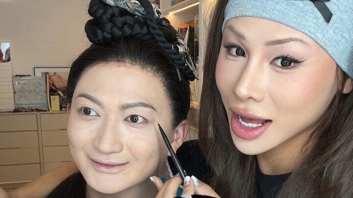 Challenger does a female imitation makeup look! Do you think it looks similar?
