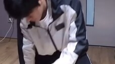 StrayKids Kim Seung-min - Seorang siswa sekolah menengah laki-laki pemalu ketika dia berlatih sendir
