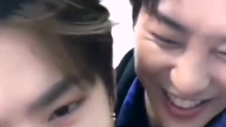 【wyb】ไลฟ์ของหวังอี้ป๋อกับพี่ๆ วง UNIQ ที่นี่อี้ป๋อช่างดื้อรั้นเสียจริง — นำเข้าจากยูทูบ