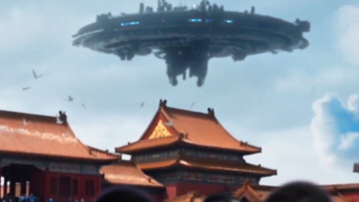 大量外星飞船突然降临地球，虽然尚未主动攻击，但他们的扫描技术导致人类崩溃死亡