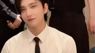 Hong Zhixiu in formal attire, kneeling on the ground—I'm seriously gonna lose it! Pornstar candid fo