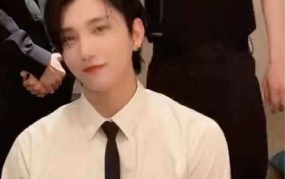 Hong Zhixiu in formal attire, kneeling on the ground—I'm seriously gonna lose it! Pornstar candid fo