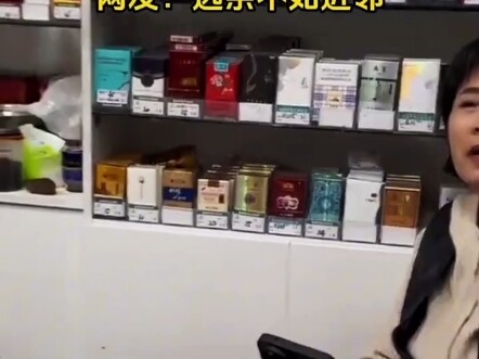Người phụ nữ trao đổi với bà chủ siêu thị, muốn mở một siêu thị bên cạnh.