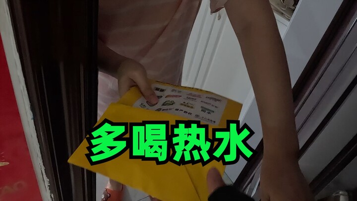 A beautiful woman asks a delivery driver for help! “Please, hurry and deliver it!”