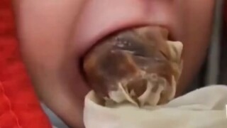 seorng ibu terpaksa memberikan bayi nya kurma disebabkan tidak punya susu 😢