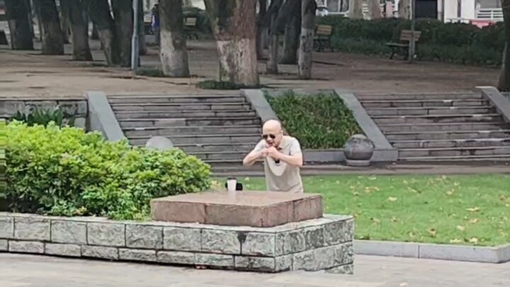 Holy crap, someone’s secretly filming their ex’s memorial at Central China Normal University today!