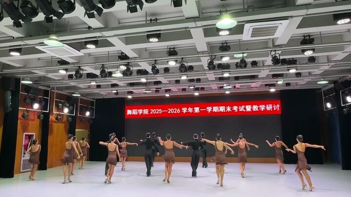 สนามระเบิดจังหวะแซมบ้า! มาดูเหล่านักเต้นมืออาชีพถ่ายทอดความเร้าใจสุดขั้ว ทุกจังหวะกระแทกหัวใจสุดๆ!