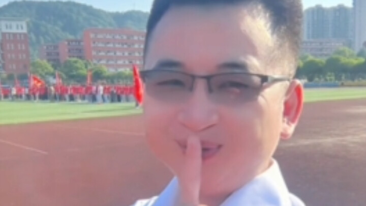 Teacher Huang Surrounded by 3,000 People on the Playground