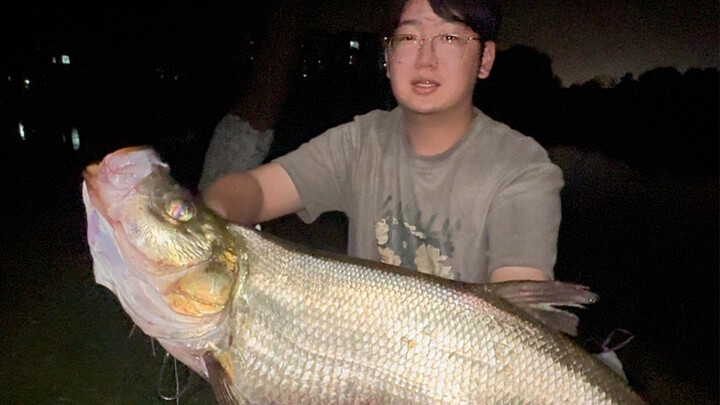 Mấy sinh viên đã câu được người bạn cũ của hiệu trưởng!