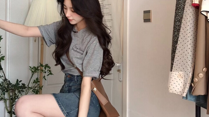 หน้าร้อนเวลาออกข้างนอกฉันชอบใส่เสื้อยืดหลากหลายแบบมากเลย ใส่แล้วสบายสุดๆ ทั้งเสื้อยืดไหล่ตรง ช่วยพรา