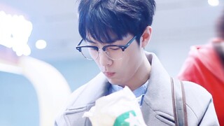 [Xiao Zhan - Airport - Archaeology] He is so well behaved when eating. He flicked away the bread cru