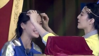في ذلك الوقت، ظهرت فجأة بوجه طبيعي غير مكياج، وتساءل الجميع من تكون هذه الفتاة الجميلة.