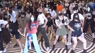 Orang Kpop menari dan hanya fokus pada seluruh hidup