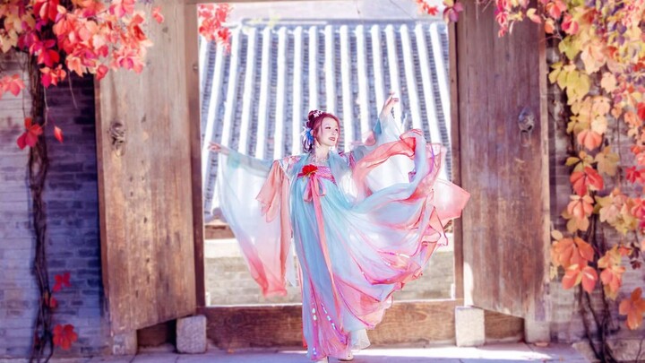 Self-choreographed ancient-style dance • "Like a Dream" • A koi fish dancing freely among the red le