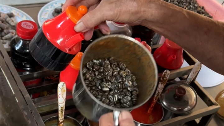 حلزون الشفط الذي يُباع في البسطات منذ أكثر من 40 عامًا! صاحب المحل البالغ من العمر 66 عامًا لطيف جدً