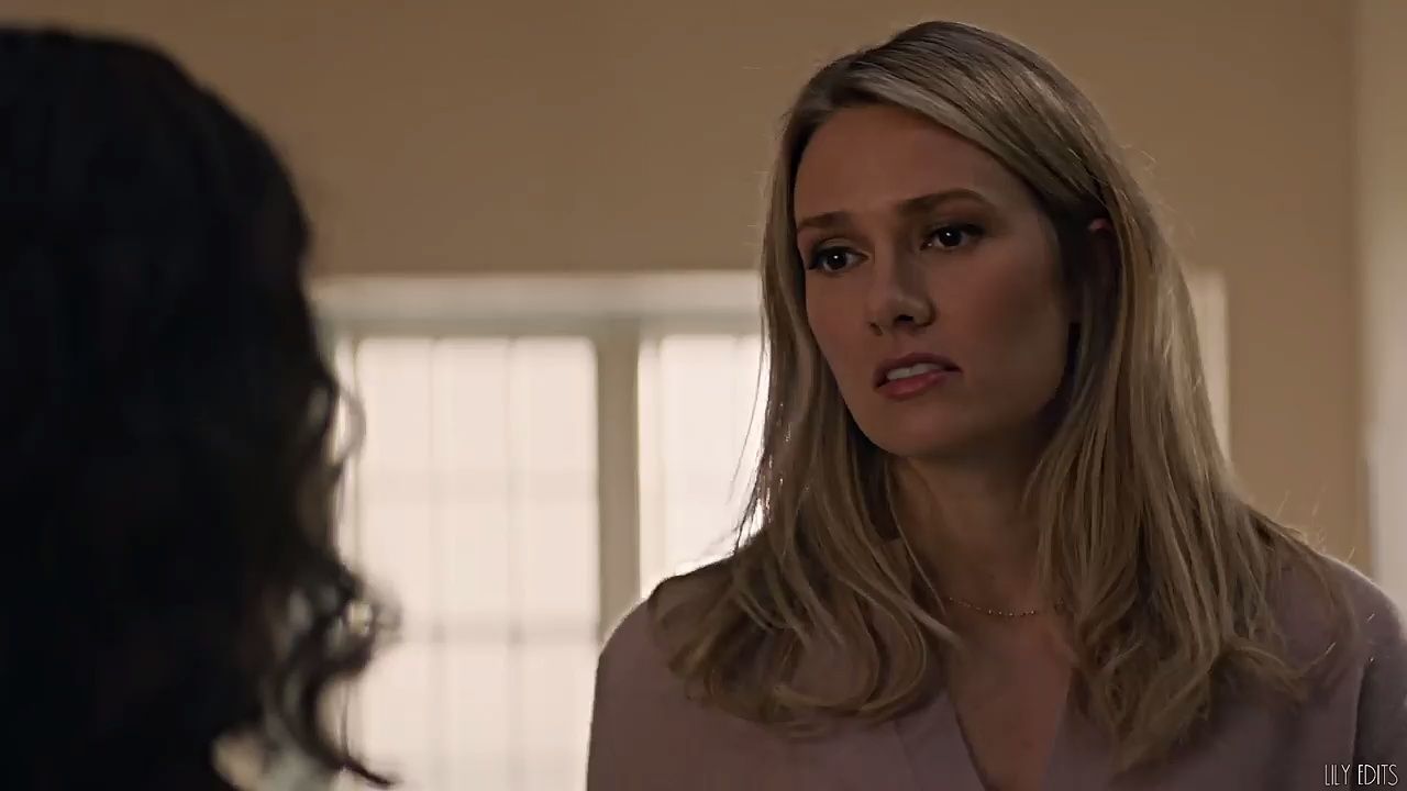 Trannies xorozlarini silkitib, ozlariga tegishadi