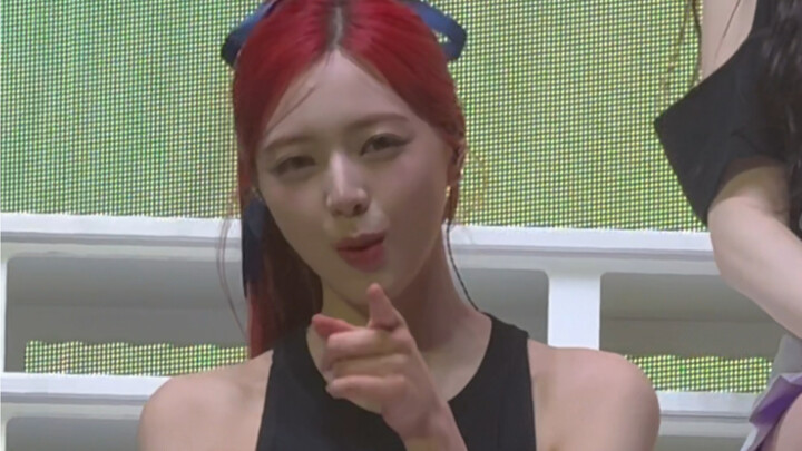 坐第一排看ITZY演唱会 打瞌睡被Yuna抓包死亡凝视…………申有娜