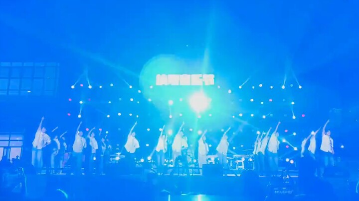 Dreaming back to the talent show! Which song is your favorite? College students challenge the knife 