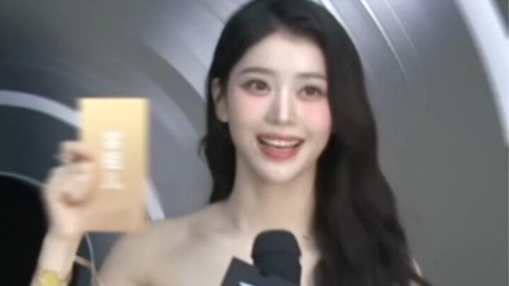 Xiao Ting has a one-of-a-kind aura!! She looks absolutely stunning on Chinese entertainment’s red ca