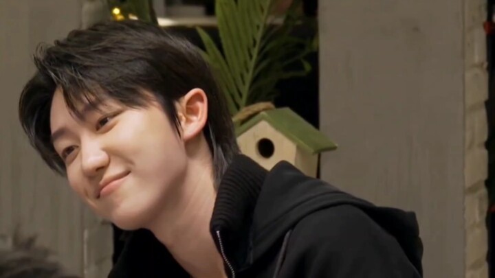 هل تمانع لو أصبحتُ ابنتكِ الإضافية؟ أنا أيضاً أحبّ شو مينغهاؤ، وأريد صورة موقّعة منه أيضًا... هيهي ه