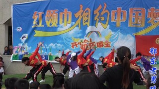 山区小学生的六一儿童节，小朋友跳得太认真，帽子掉了都不捡