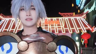 Why are there people cosplaying on the Star Rail billboards?