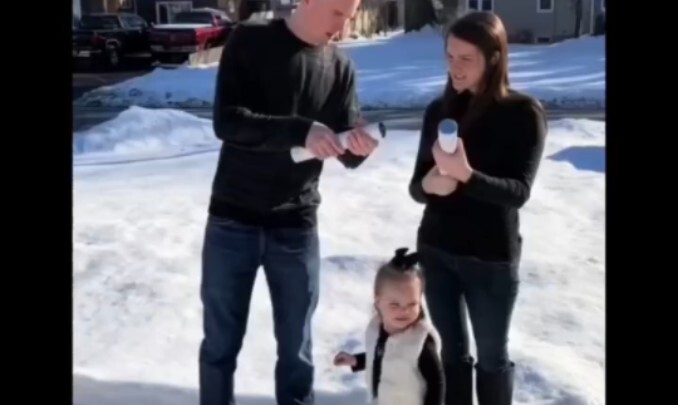 الوالدان يصطحبان طفلهما...