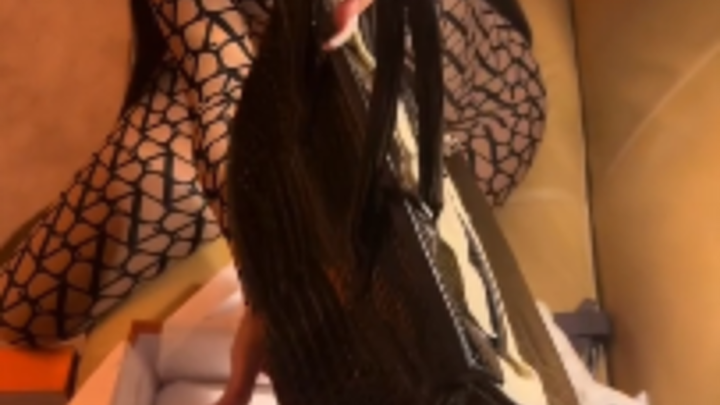 Chị Ka đến Paris không phải để xem show, mà là để mua túi!