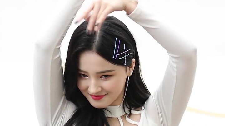 Nancy said with a hairpin: I'm awesome! MOMOLAND - I'm So Hot: Nancy straight shot with subtitles 19